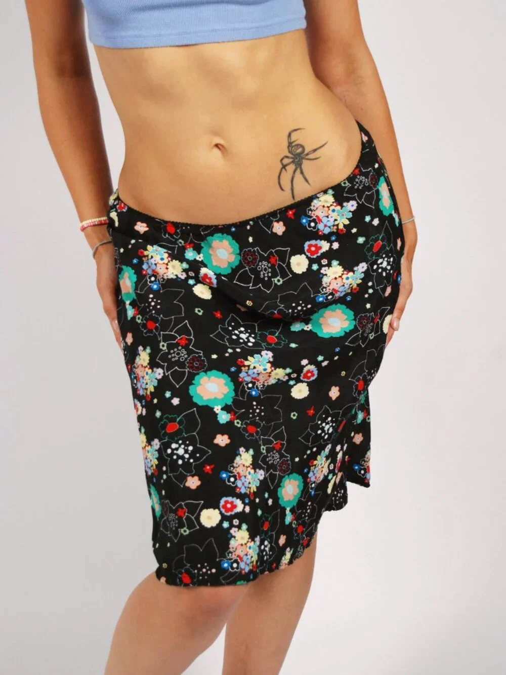Y2K Floral Midi Skirt (M) medium black blue vintage ditsy cute chic diva preppy